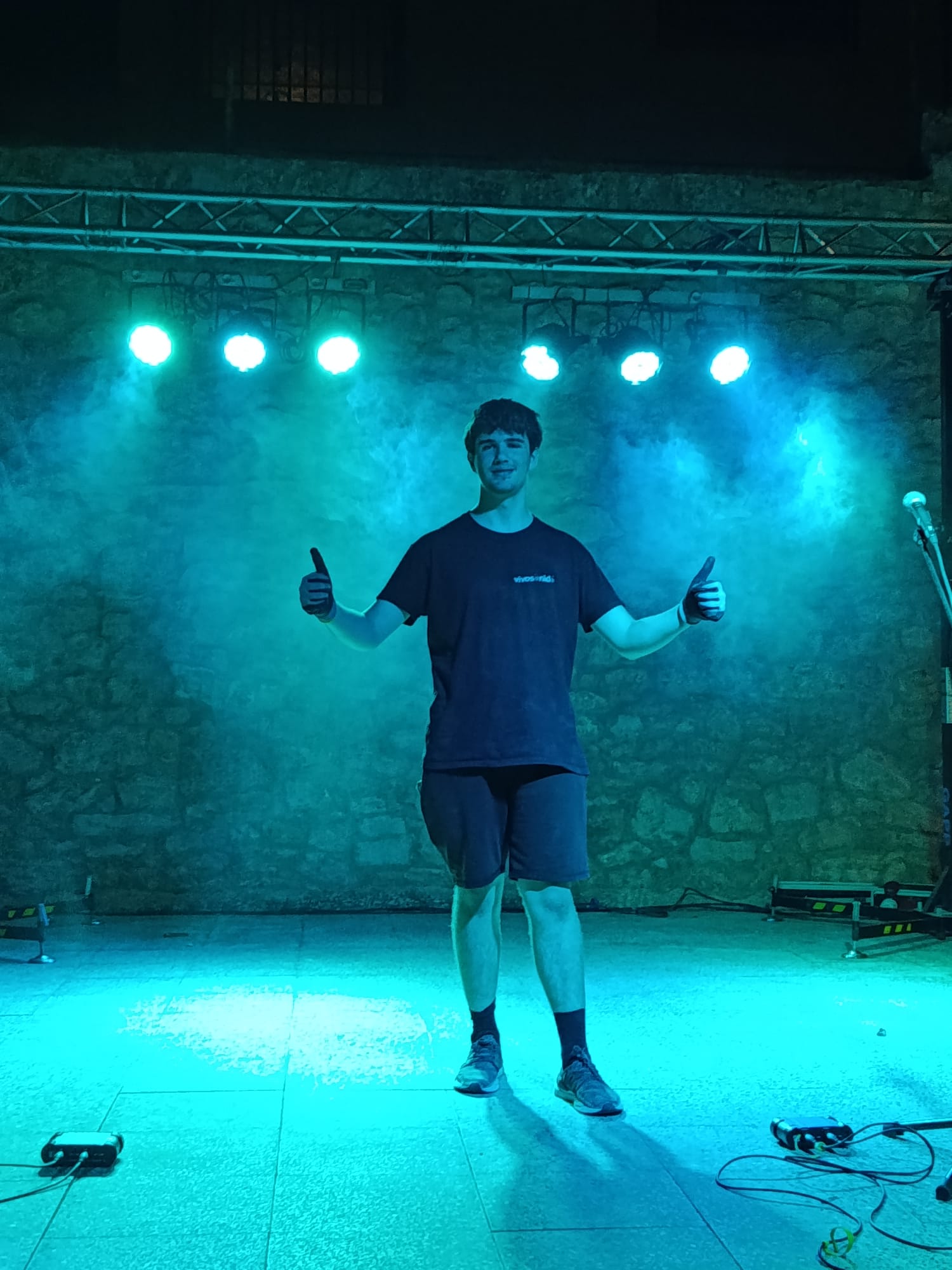 Artista en un escenario con iluminación azul