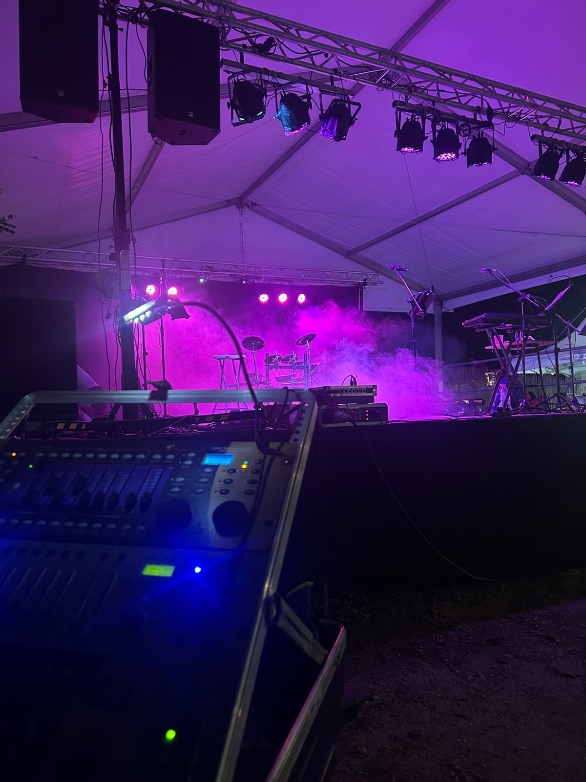 Escenario de concierto iluminado en violeta