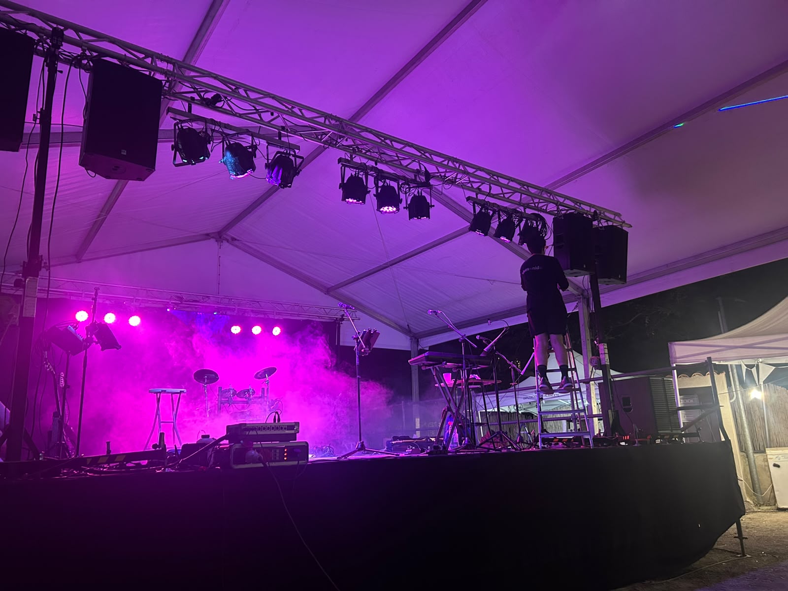 Escenario iluminado durante un evento