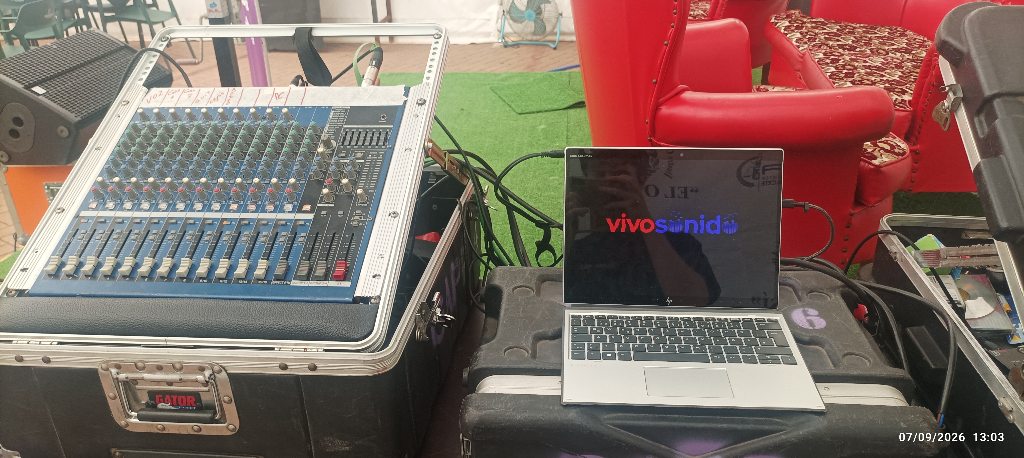 Mesa de mezclas y equipo de producción
